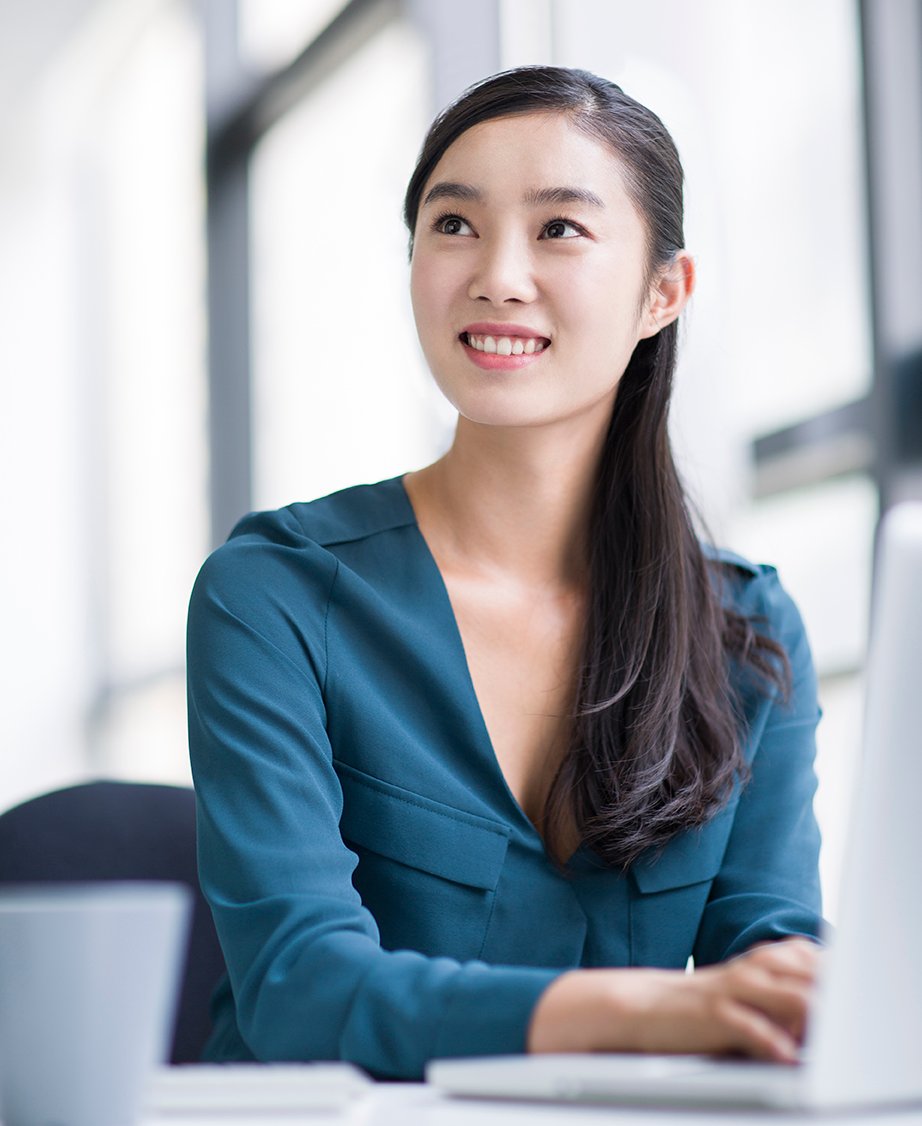 young businesswoman working in office 2022 03 24 21 14 10 utc